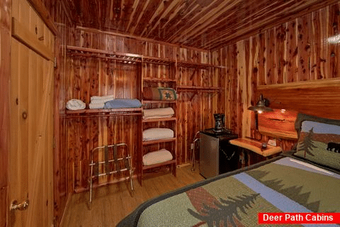 King Bedroom in Cabin with River Views - River Pleasures