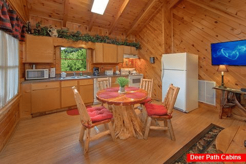 2 Bedroom Cabin with Dining Room and Kitchen - A Beary Happy Place