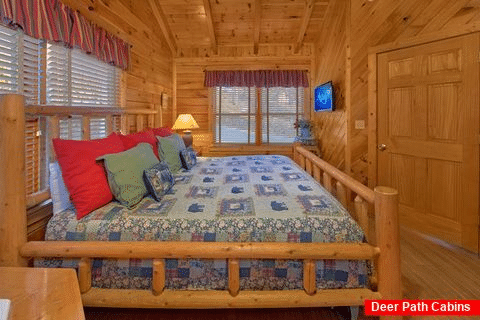 Cabin with King Bed, Jacuzzi and Fireplace - A Beary Happy Place