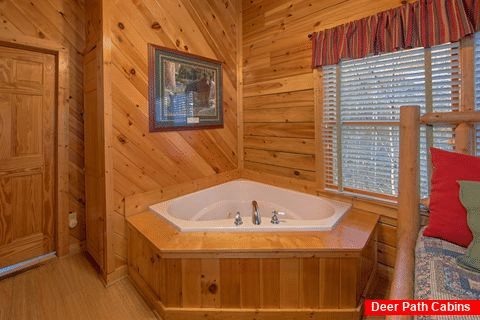 Cabin with Private Jacuzzi Tub in King Bedroom - A Beary Happy Place