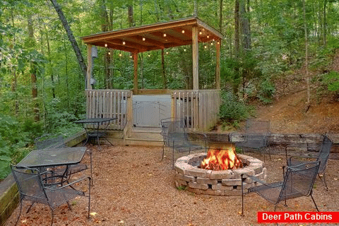 2 bedroom cabin with private hot tub and gazebo - A Hummingbird Hideaway