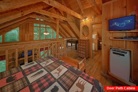 Loft King bedroom and bath in 2 bedroom cabin - A Hummingbird Hideaway