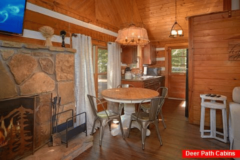 Cozy 2 Bedroom Cabin with Dining Area for 4 - Mountain Moonlight