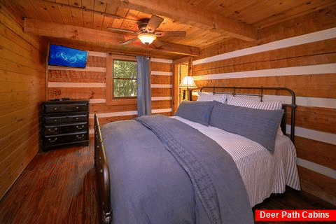 Queen Bedroom in Cozy 2 Bedroom Cabin - Mountain Moonlight