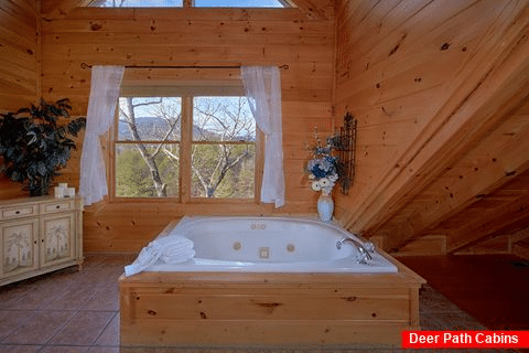 King Suite with Jacuzzi Tub in 4 Bedroom Cabin - Dreamland