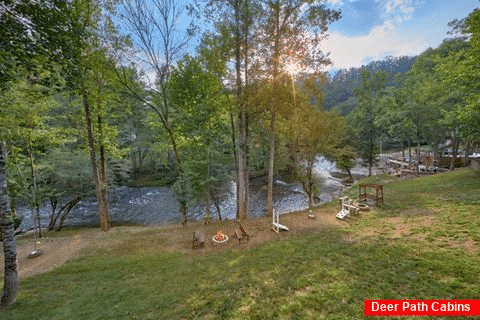 Cabin overlooking the River with Fire Pit - River Retreat