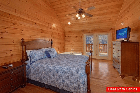 Main Floor Bedroom with Jacuzzi Tub - Cheeky Chipmunk Getaway