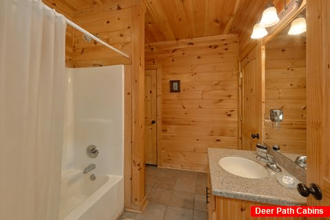 3 Full Bath Rooms 3 Bedroom Cabin Sleeps 11 - Cherokee Hilltop