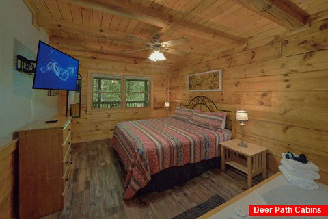 Master Bedroom with Jacuzzi in 2 bedroom cabin - Absolute Heaven