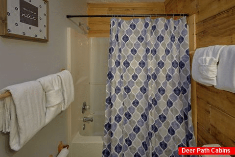 Cozy 2 bedroom cabin with 2 private baths - Absolute Heaven