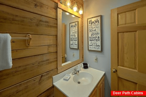 2 Private baths in spacious 2 bedroom cabin - Absolute Heaven