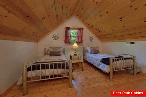 Cabin loft bedroom with 2 twin beds - Absolute Heaven