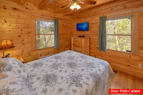 Queen Bedroom with Flatscreen TV - Sassy Lady