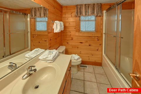 3 Bedroom Cabin with Bathroom on Main Level - Sassy Lady