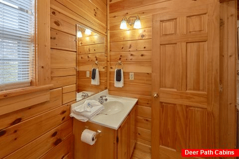 Private Cabin Sleeps 6 with Main Level Bathroom - Heaven's Gift