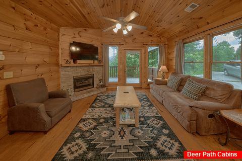 Spacious 2 Bedroom Cabin with Fireplace - Bears and Beyond