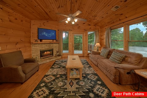 Spacious 2 Bedroom Cabin with Fireplace - Bears and Beyond