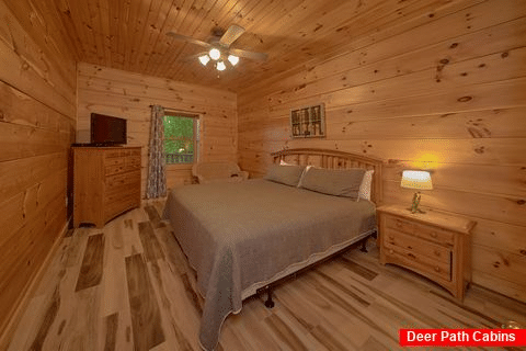 King Bedroom with Flatscreen TV - Bears and Beyond