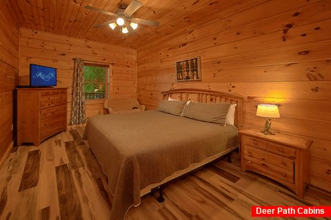 King Bedroom with Flatscreen TV - Bears and Beyond