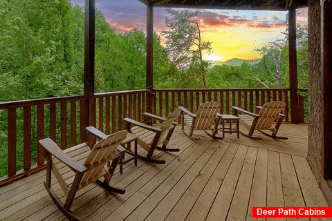 2 Bedroom Cabin with a View and Rocking Chairs - Bears and Beyond