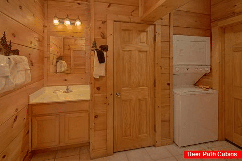 2 Bedroom Cabin with Washer and Dryer - Bears and Beyond