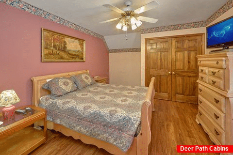 Queen Bedroom with Flatscreen TV - Rays Inn