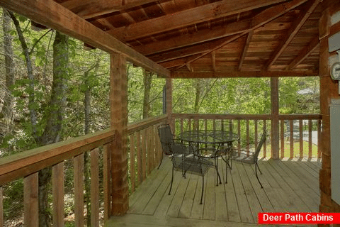 Honeymoon Cabin with Hot Tub beside a stream - Turtle Dovin'