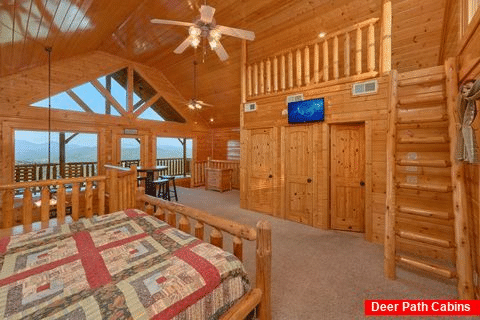 King Bedroom with Flatscreen TV and View - Blue Sky