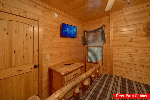 Queen Bedroom with Flatscreen TV - Blue Sky