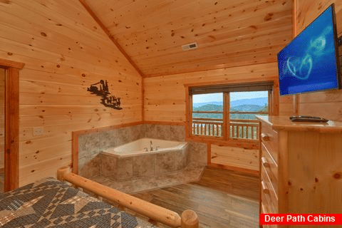 Queen Bedroom with Jacuzzi and Flatscreen TV - Majestic Splash