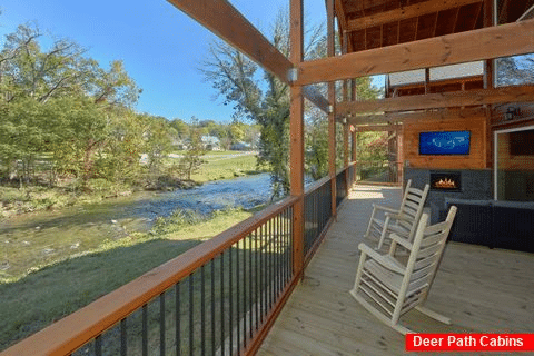 Premium cabin on the river with private pool - A River Retreat