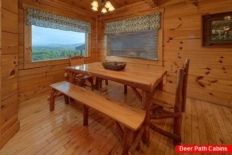 Spacious 4 Bedroom Cabin with Large Dining Area - Majestic View