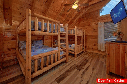 Queen Bunk Beds with Arcade and Full Bathroom - Majestic View