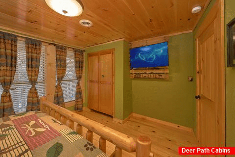 Master Bedroom with King Bed and Flatscreen TV - Bar Mountain