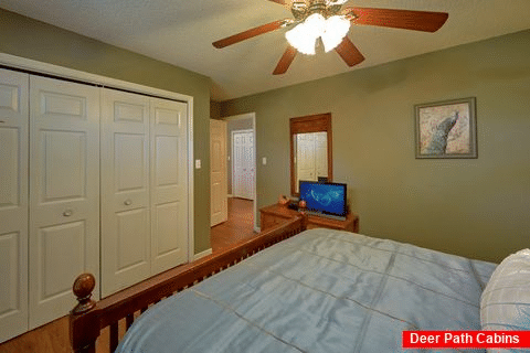 Queen Bedroom with Flatscreen TV - Mountain Music