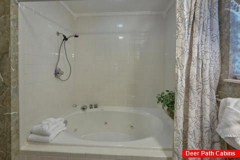 Master Bathroom with Jacuzzi - Dew Drop Inn at Creekwalk