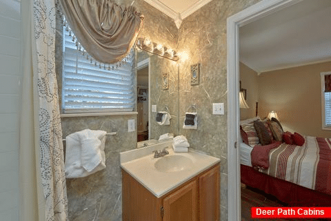 Master Bathroom with Jacuzzi - Dew Drop Inn at Creekwalk