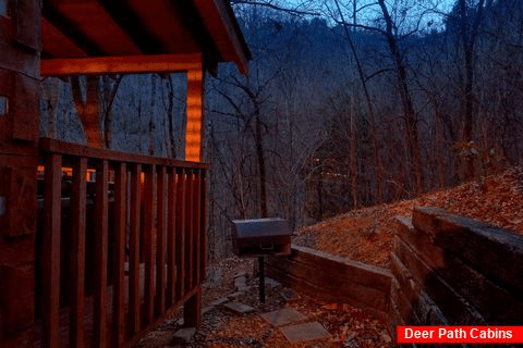 2 bedroom cabin with grill and hot tub - Just Barely Making It