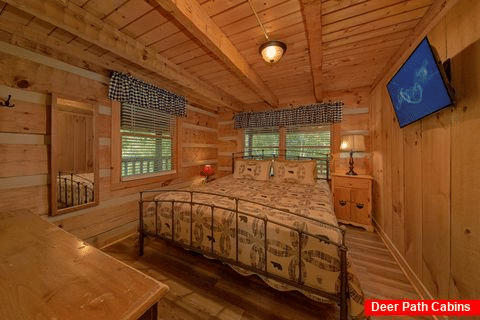 Private King bedroom in 1 bedroom cabin - All By Grace