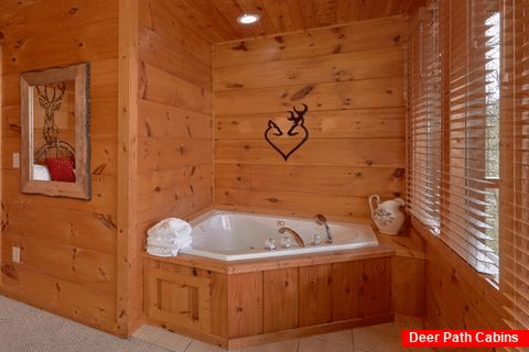 King Bedroom with Jacuzzi and Flatscreen TV - Ah-Mazing