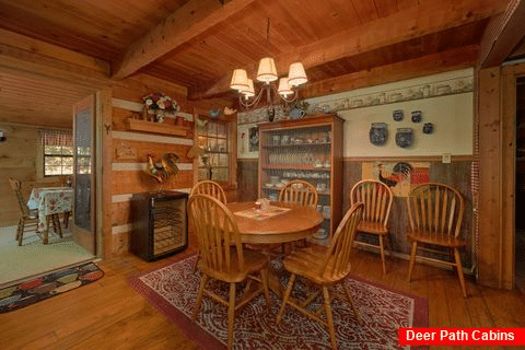 Rustic 3 Bedroom Cabin with Dining Room - Bear Cove Escape