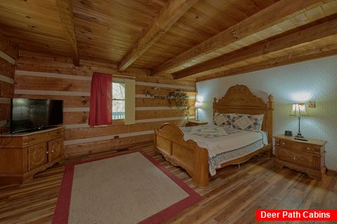 King Bedroom with Flatscreen TV - Bear Cove Escape