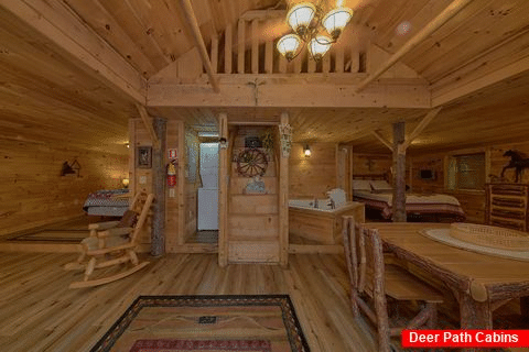 Open Floor Plan 2 Bedroom Cabin Sleeps 5 - The Barn