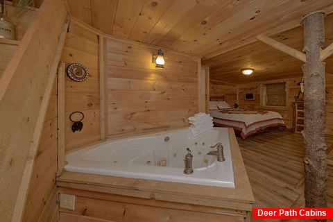 Queen Bedroom with Jacuzzi Sleeps 5 - The Barn