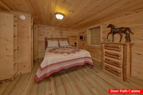 Queen Bedroom with Flatscreen TV Sleeps 5 - The Barn