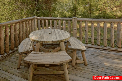 Unique 2 Bedroom Cabin with Outdoor Picnic Table - The Barn