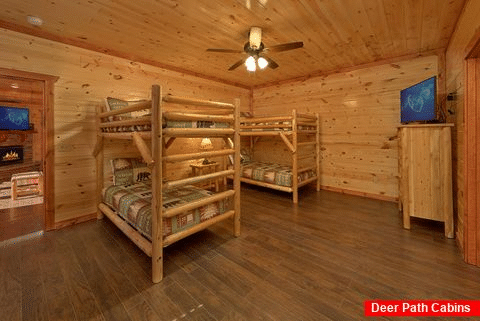 Twin Bunkbeds with Flatscreen TV Sleeps 17 - Splashin On Smoky Ridge