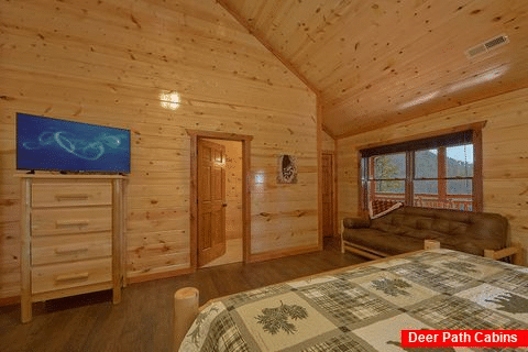 King Bedroom with Flatscreen TV and WiFi - Splashin On Smoky Ridge