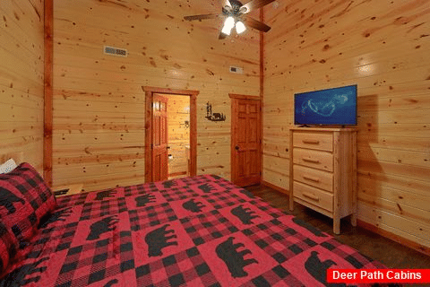 King Bedroom with Flatscreen TV Sleeps 17 - Splashin On Smoky Ridge