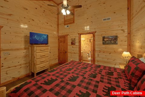 King Bedroom with Connecting Full Bathroom - Splashin On Smoky Ridge